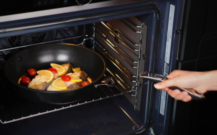 Ontwerp serie pannen met afneembaar handvat die ook geschikt is voor de oven